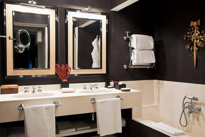 два зеркала в ванной с темными стенами фото