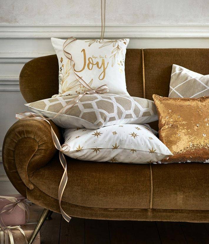 золотой рисунок и пайетки на новогодних подушках фото
