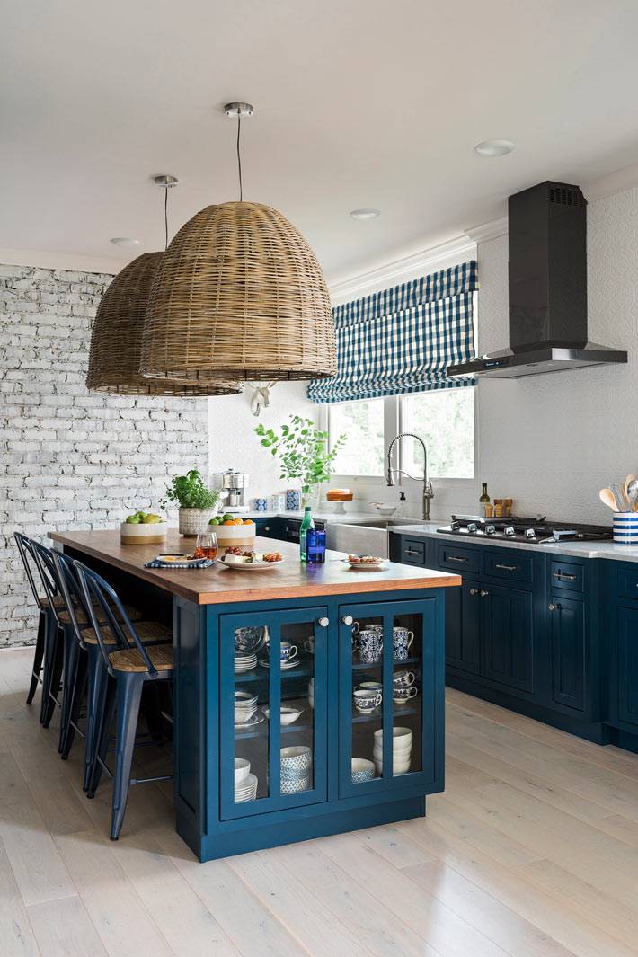 синяя кухня с белой стеной в стиле прованс фото