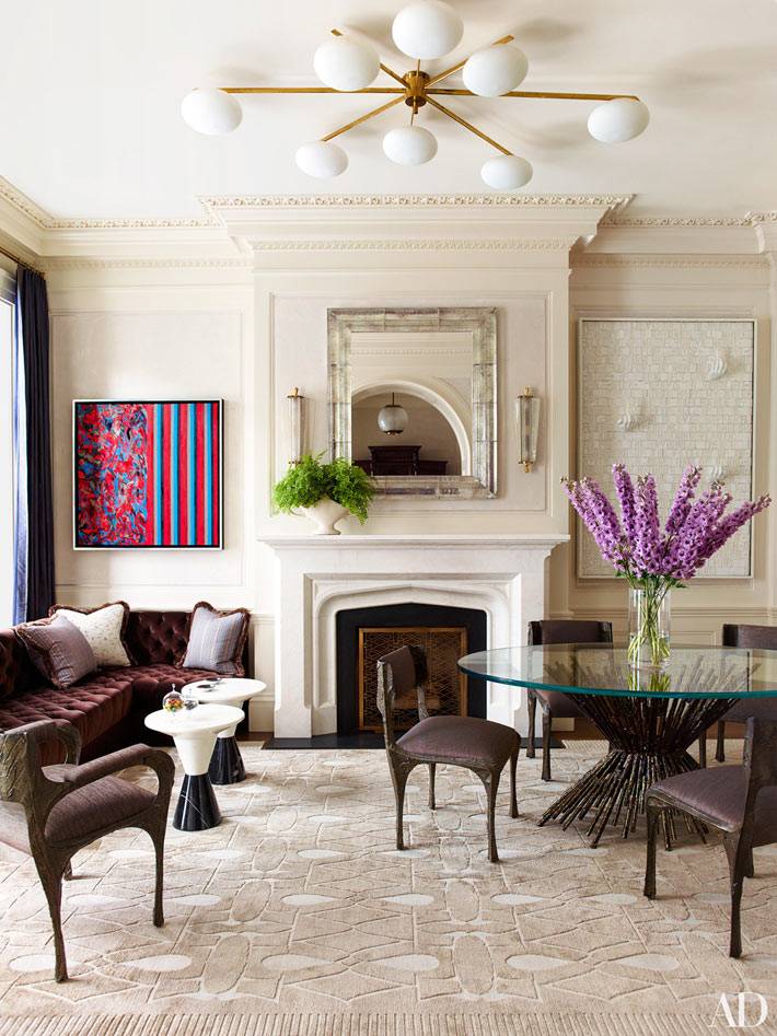 красивый дизайн интерьера гостиной в бежевом цвете с малиновым диваном