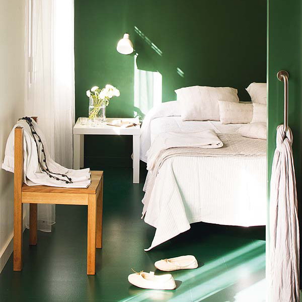 Маленькая спальня в бело-зелёном цвете