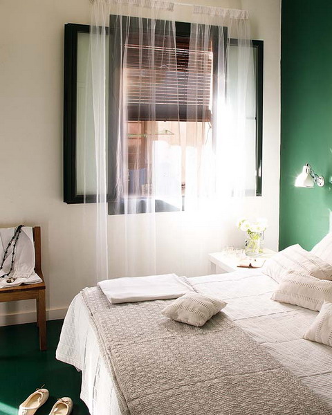 Интерьер спальни в бело-зелёном цвете