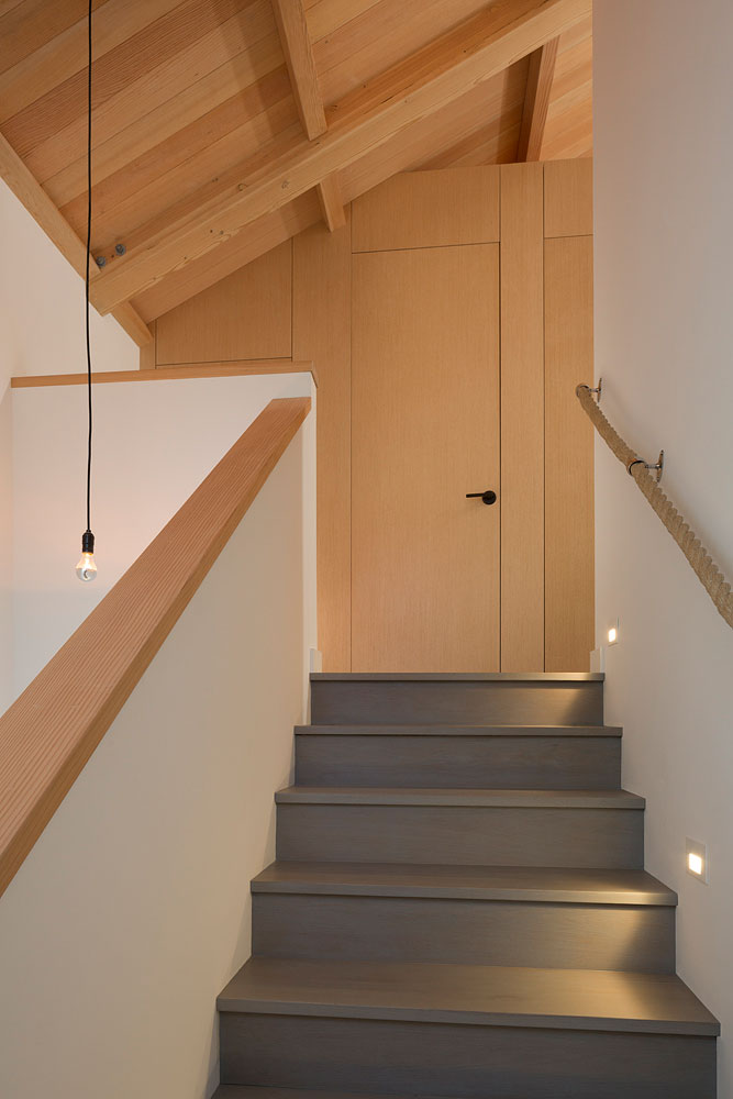 Интерьер маленького деревянного дома - лестница