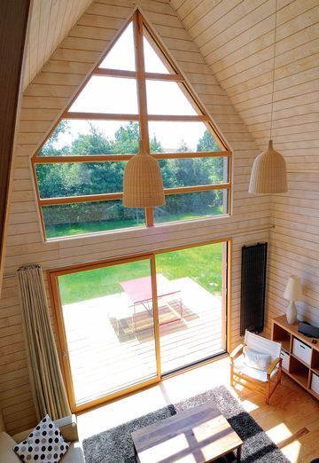Стеклянное окно и двери в маленьком деревянном доме