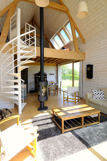 Интерьер маленького деревянного дома в двух уровнях