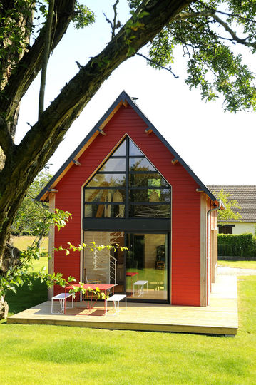 Интерьер маленького деревянного дома с большими окнами