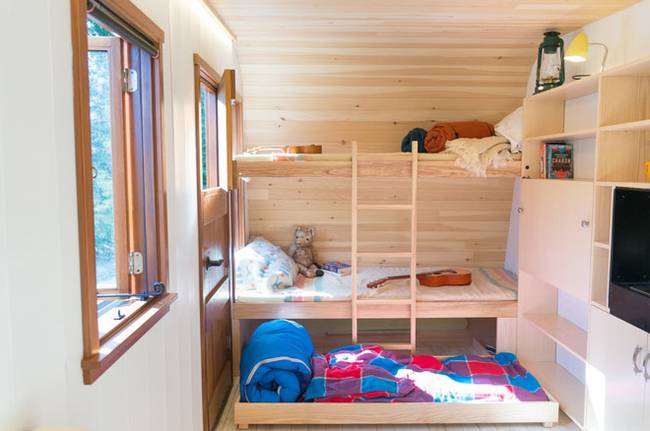 Удобный мини-домик: фото из Онтарио. Выдвижная секция под кроватью