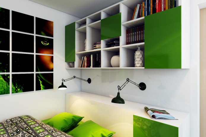 Книжные полки в спальне маленькой квартиры-студии в России
