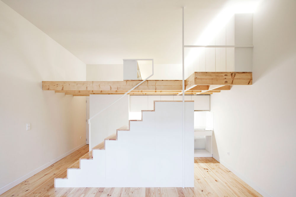 Интерьер маленькой квартиры-студии в светлых оттенках - лестница сбоку