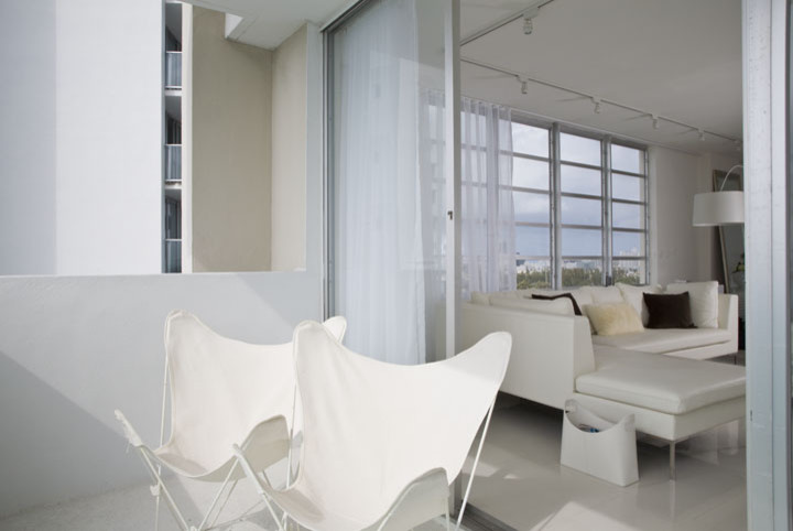 Белые складные кресла на балконе