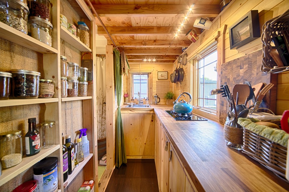 Кухня небольшого деревянного коттеджа