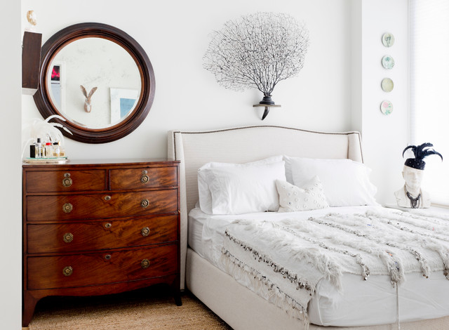 Деревянный комод в белой спальне