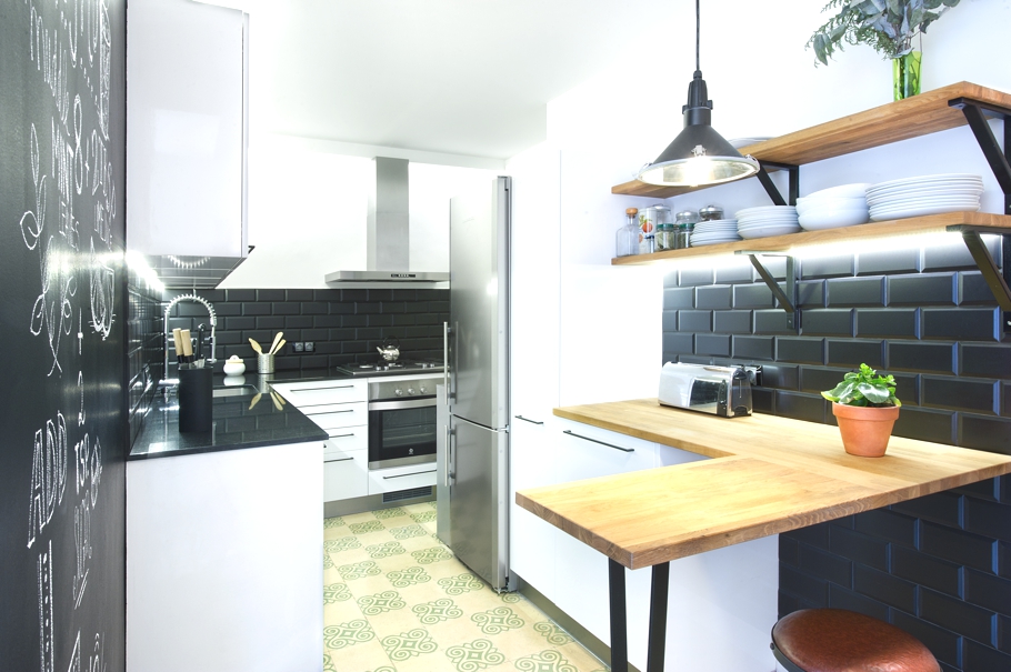 Дизайнерский интерьер небольшой кухни - фото 12