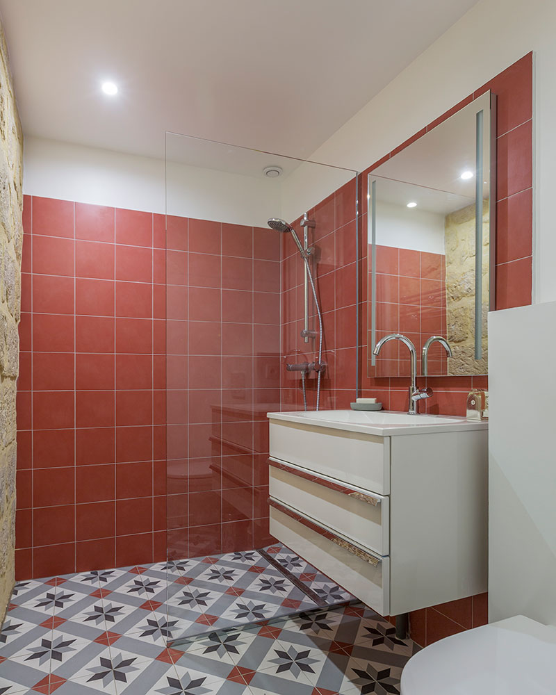 Красная плитка в интерьере маленькой ванноц