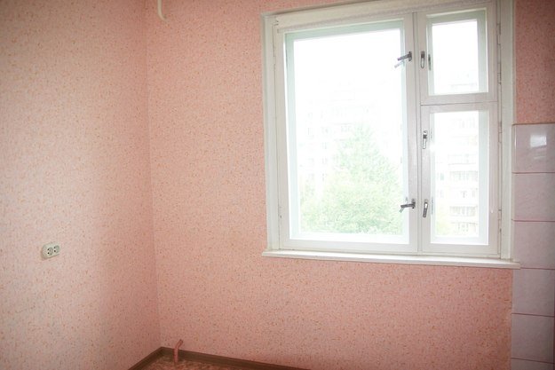 Розовые обои в комнате