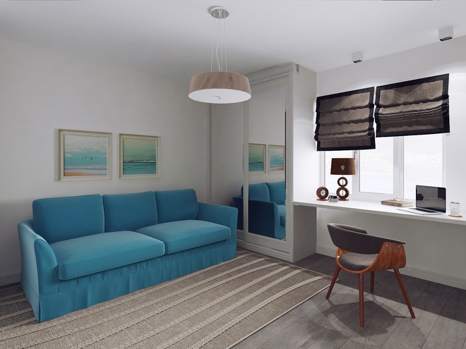 Яркий голубой диван в маленькой гостиной