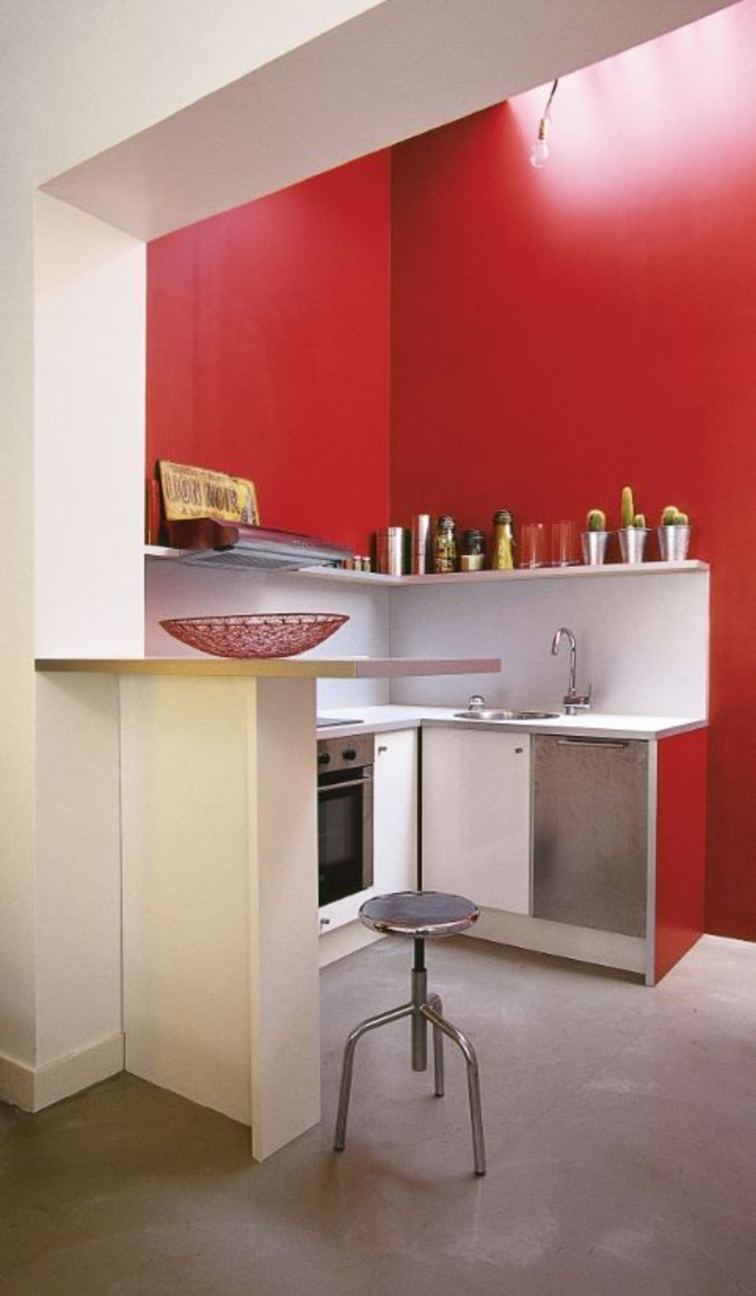 Дизайн маленькой кухни в красных тонах
