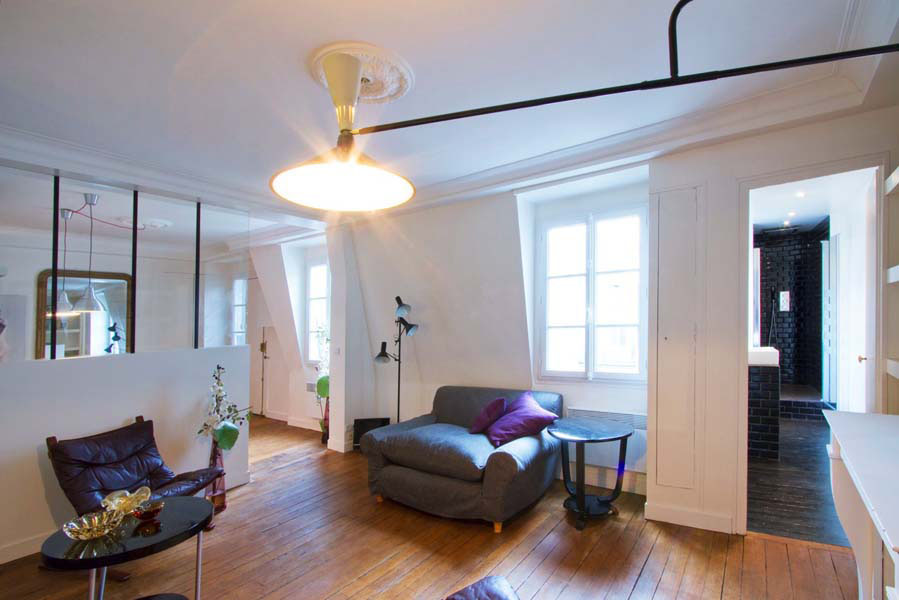 Стеклянная перегородка в гостиной маленькой квартиры-студии в Париже