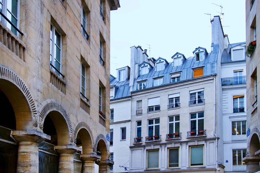 Внешний вид многоквартирного дома в Париже