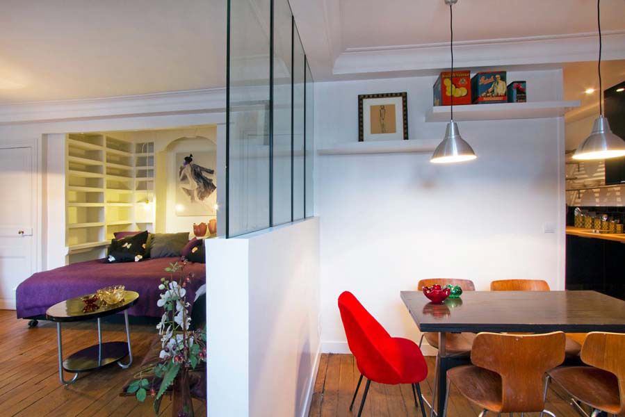Перегородка между столовой и гостиной маленькой квартиры-студии в Париже