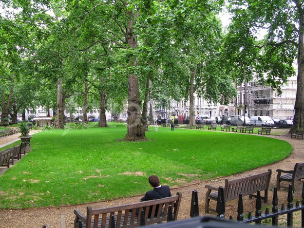 Скамейки в лондонском парке