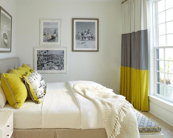 сочетание цвета штор с декоративными подушками