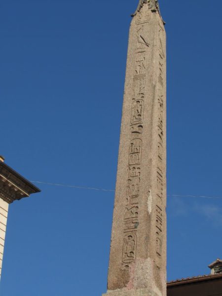Пантеон в Риме обелиск