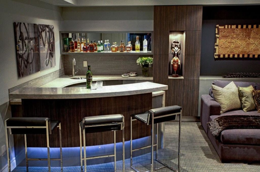 Фото полуостровной барной стойки в интерьере кухни-гостиной