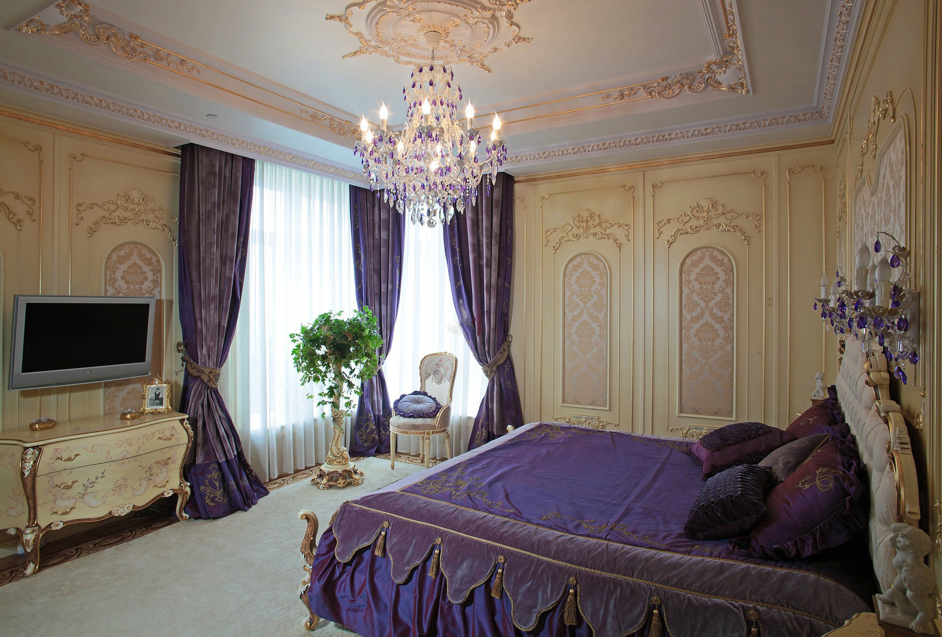 Стильная спальная комната в стиле барокко. Тонкий дизайнерский замысел - темно-фиолетовые шторы сочетаются с постельными принадлежностями, подобранными в тон.