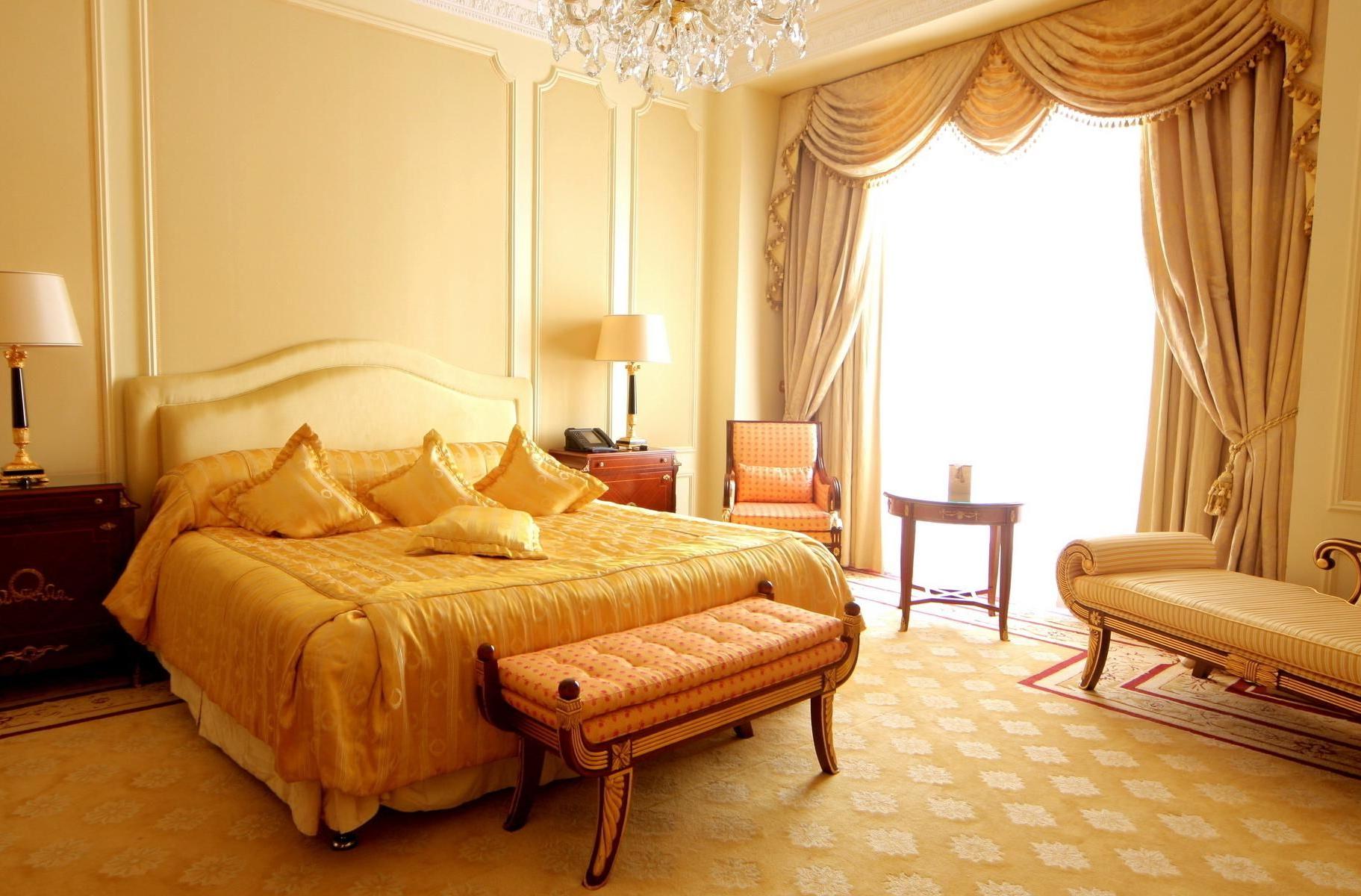 Светлая, просторная спальная комната в стиле барокко с панорамными окнами. 
