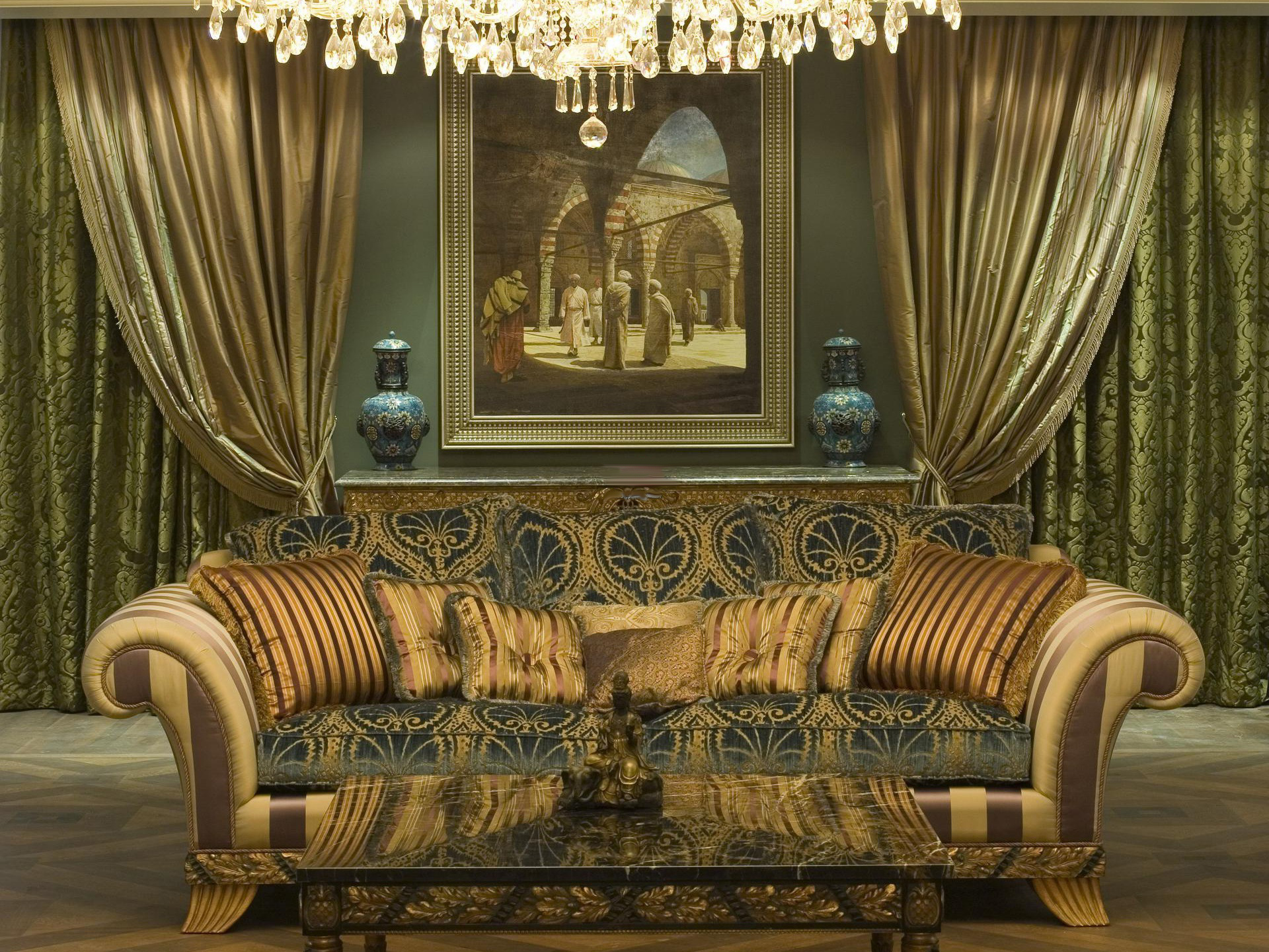 Массивная люстра из хрусталя в холле в стиле барокко.