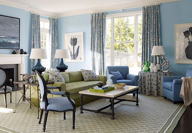 Интересный принт на подушках, шторах и скатерти определяют стиль французский кантри. Комната оформлена в нежном кремовом и голубом цвете.