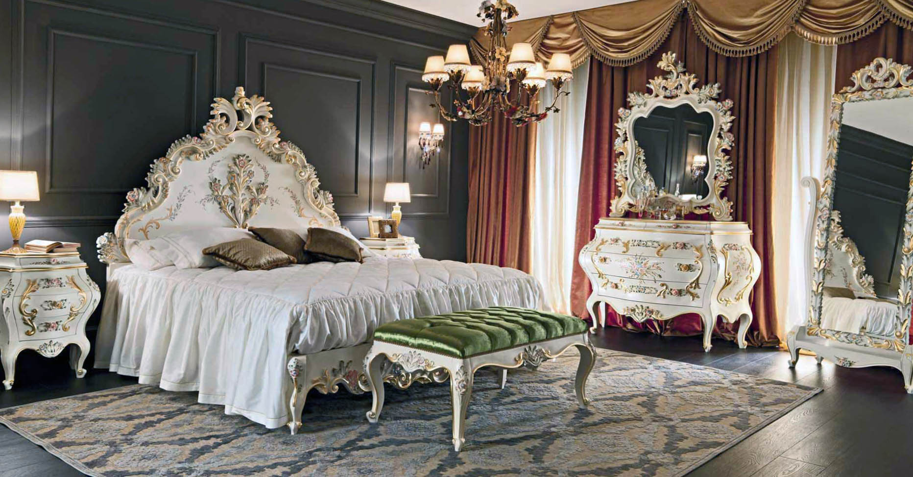 Для оформления спальни использовался контраст темно-коричневых, золотых, красных и белых цветов. Мебель подобрана в соответствии со стилем барокко.