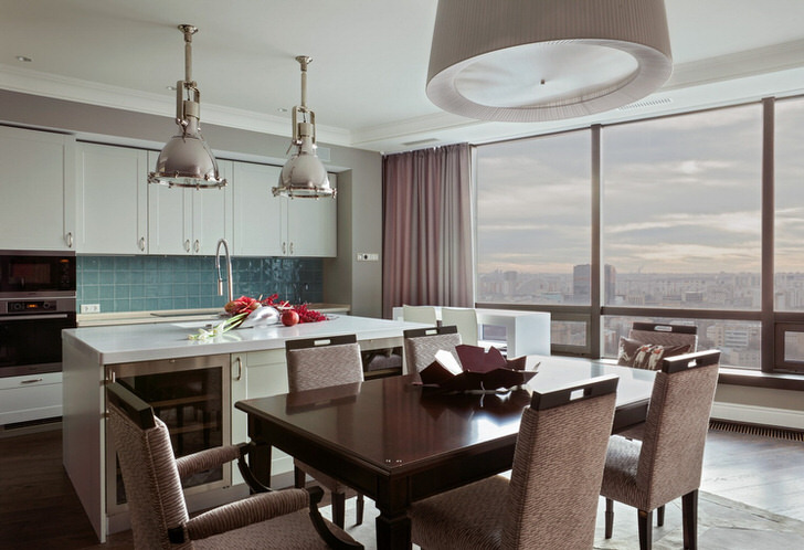 Панорамные окна - идеальный вариант для кухни в стиле эклектика. Достаточное количество естественного освещения делает комнату светлой и просторной.