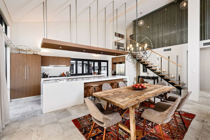 Стильная кухня в стиле лофт не перегружена деталями. Функциональный и практичный кухонный гарнитур делит пространство на рабочую и обеденную зону.
