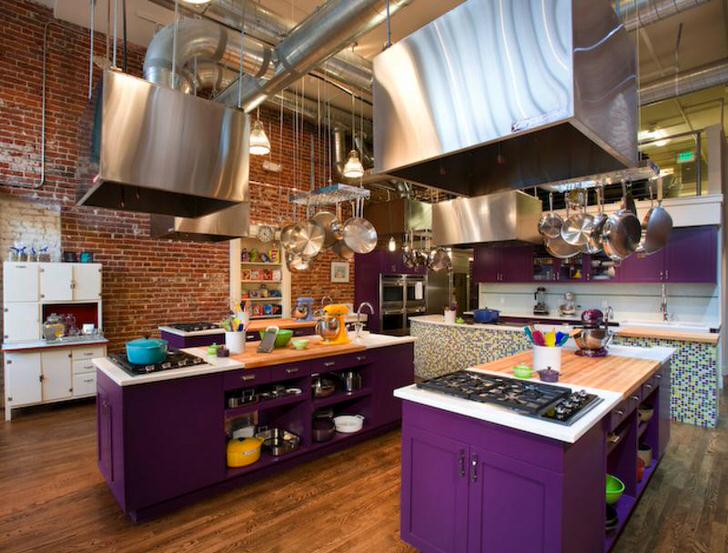 Кухонный гарнитур ярко-фиолетового цвета - необычное решение для лофт стиля.