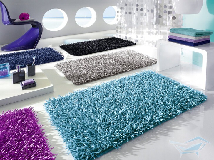 Яркие красочные коврики для ванной могут использоваться не только для выполнения практических задач, но и для создания уютной, комфортной атмосферы.