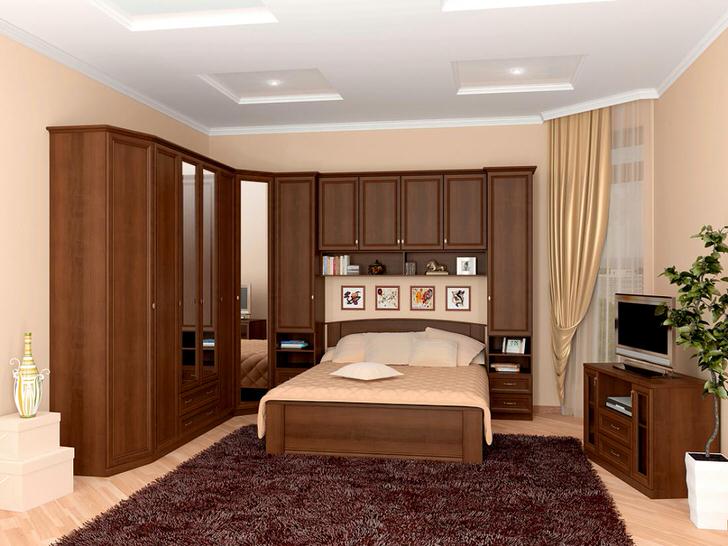 Практичное решение для обустройства спальни - модульный гарнитур, который проходит на кроватью. Эффективная экономия пространства.