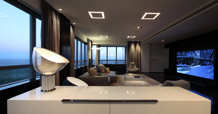  Необычные вариации освещения в гостиной в стиле хай тек дают достаточное количество света. 