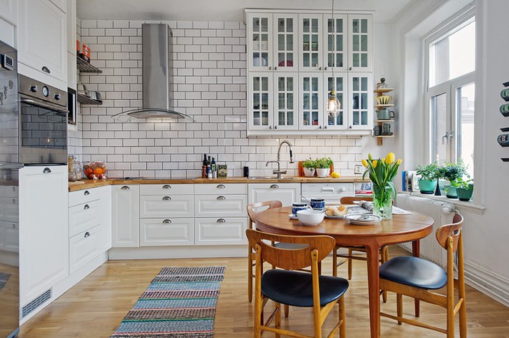 Интерьер кухни выполнен в скандинавском стиле, который выражен белой, спокойной гаммой оформления. 