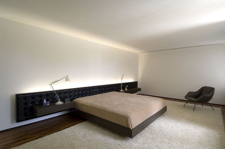  Кровать с удлиненным мягким изголовьем отлично вписывается в дизайнерский проект.