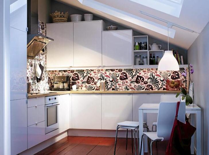 Современная встраиваемая техника гармонично вписывается в общий дизайн кухни. Лаконичное оформление небольшого пространства на мансардном этаже оформлено в строгом соответствии с требованиями скандинавского стиля.