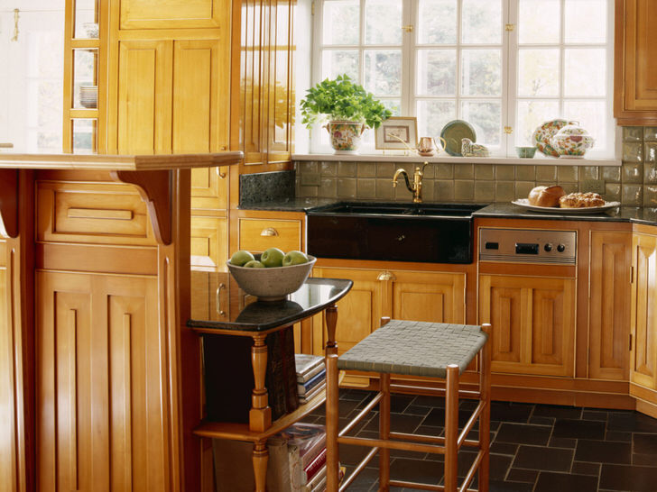 Для квадратных кухонь лучше всего выбрать кухонный гарнитур из дерева L-образной формы.