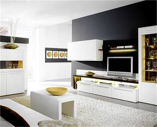 Белая практичная мебель для гостиной с глянцевой поверхностью