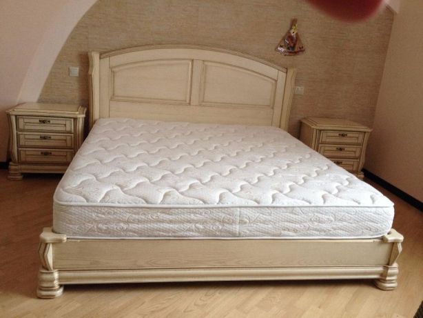 Двуспальная массивная кровать для спальни
