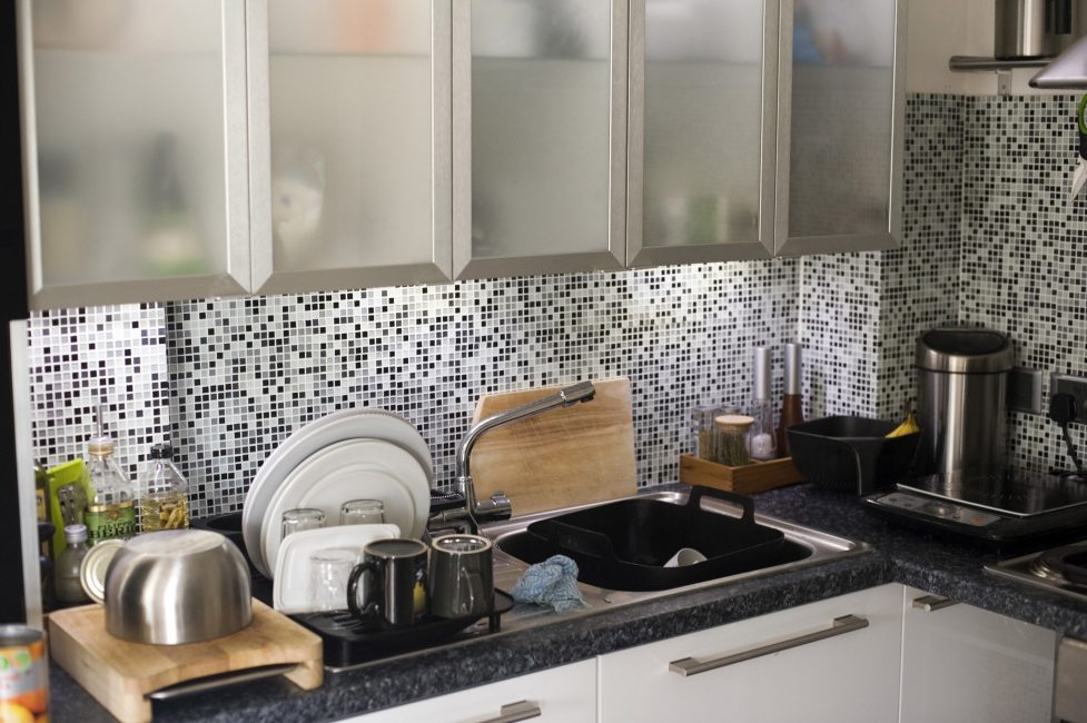 Кухня в стиле модерн со стеклянными плитками с черно-бело-серым цветовым миксом