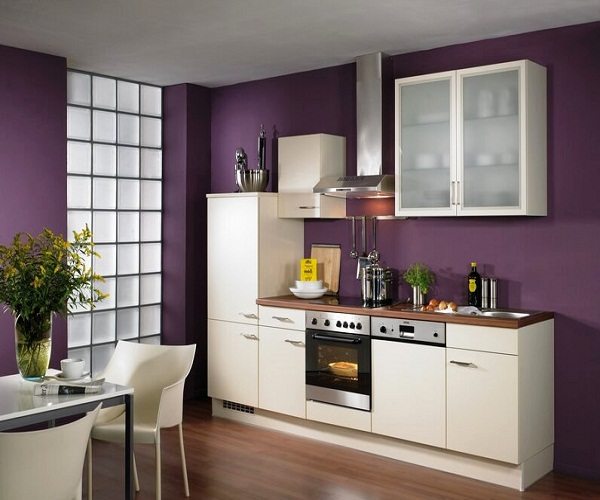 Белая мебель – лучшее дополнение к фиолетовым настенным покрытиям на кухне