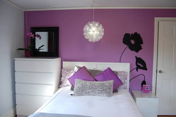 Белая мебель – отличное решение для фиолетовых стен