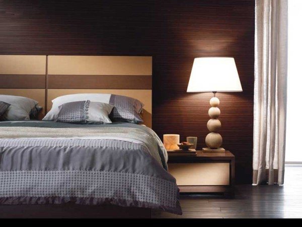 Облицовка – имитация натуральной древесины придает спальне неповторимую теплоту и уют