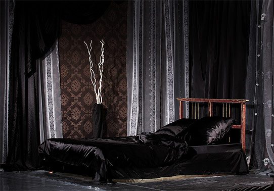 Спальня в черном цвете должна содержать хоть один теплый акцент в декоре